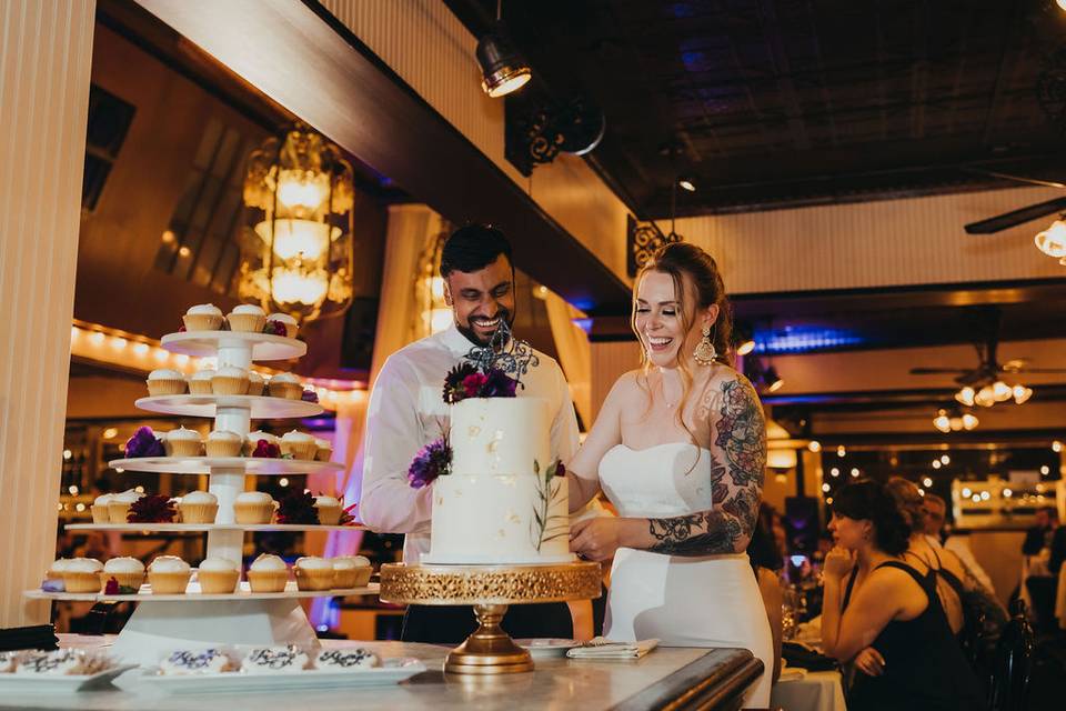 Cake cutting-Lisa & Sasha Phot