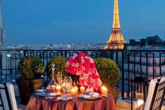 Romantic dinner in Paris