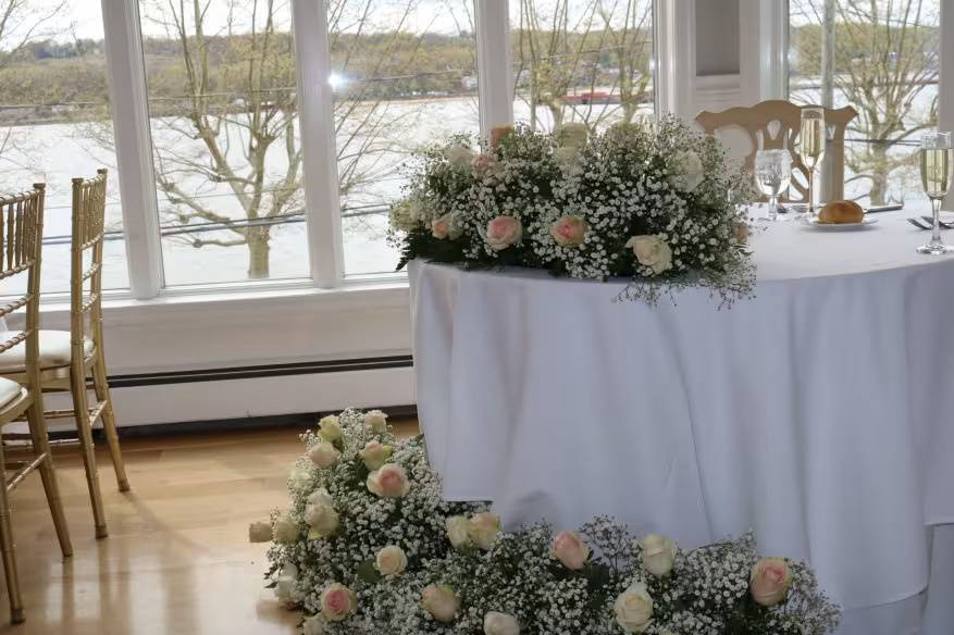 Arrangements by table for deco
