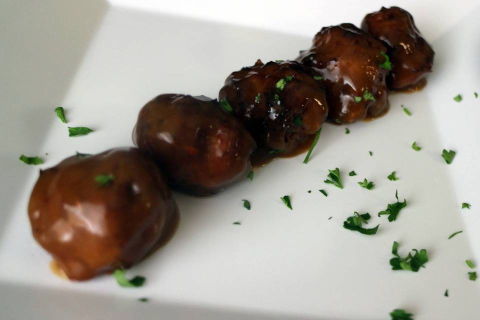 Cocktail meatballs in beef gravy.