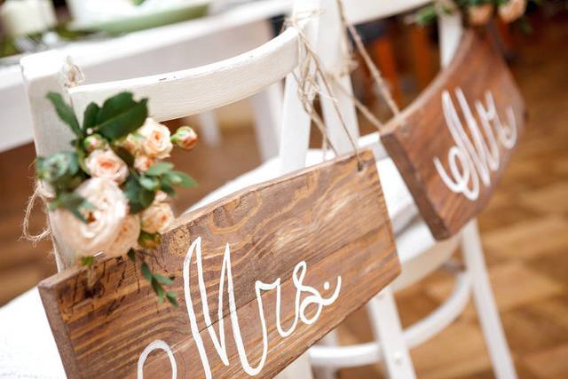 Newlyweds' seat signs