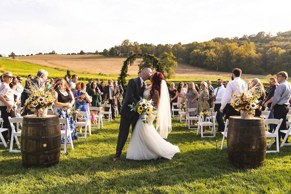 Outdoor ceremony Kiss