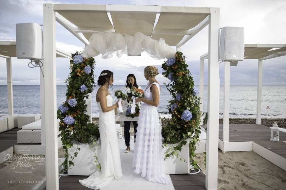 Beach wedding in Sardinia