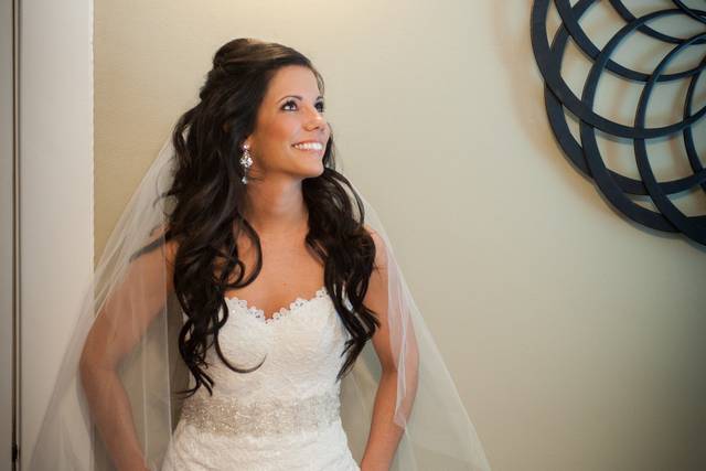 Fitted wedding dress | Photo: CC Design Studio www.ccdesignstudio.comHair: Liz Tucker for Allison Barbera BeautyMakeup: Allison Barbera