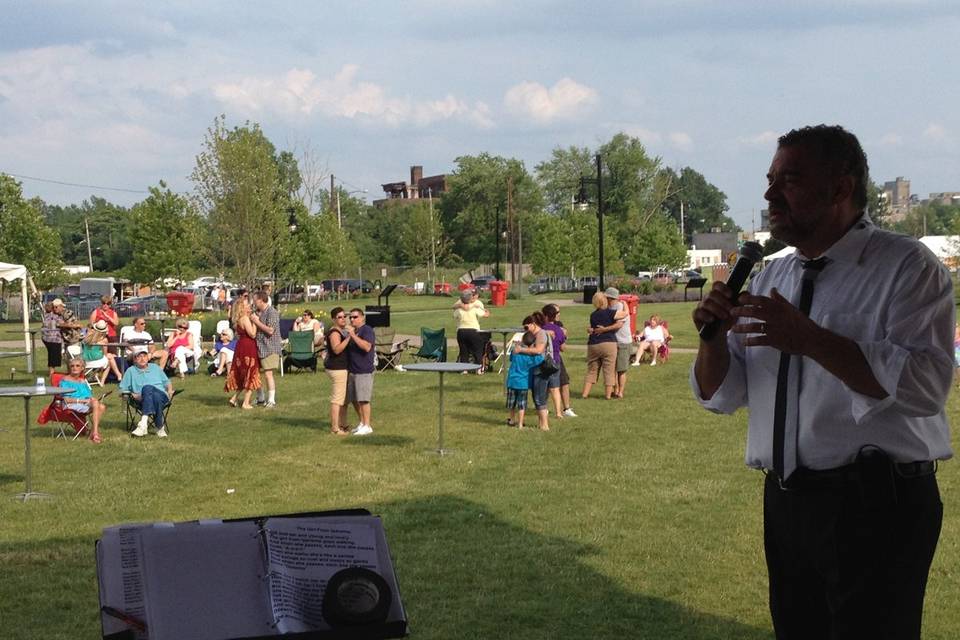 Singer serenade the guests