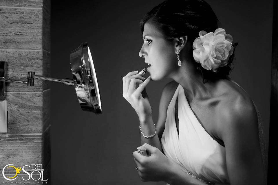 Bride putting on her makeup