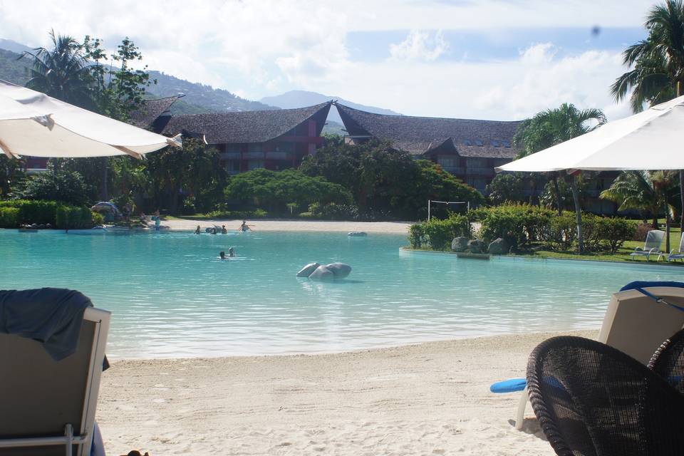 Le Meridien Tahiti sand bottom pool