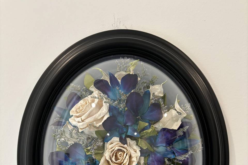 Bouquet in oval dome