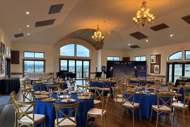 Tables/Chairs/Linens included