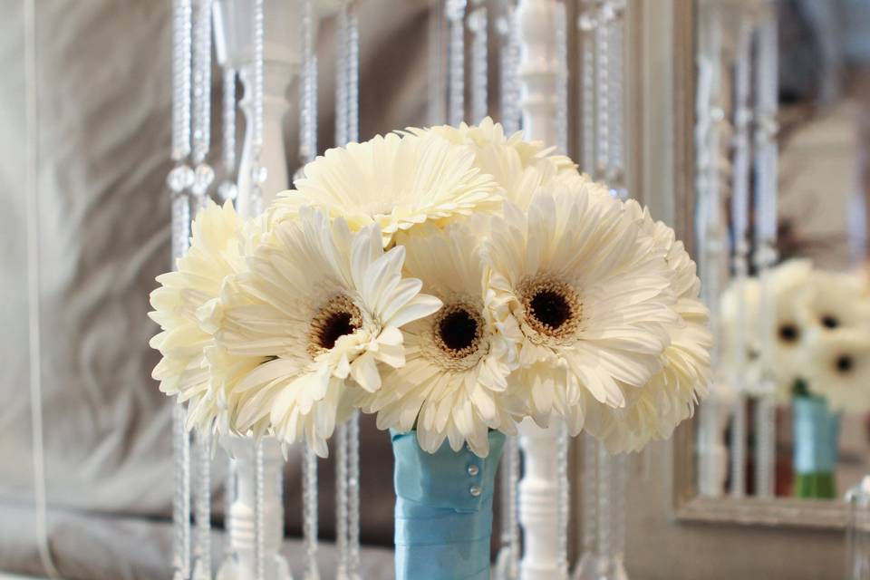 Simple white daisy bouquet