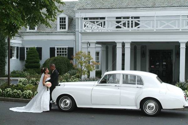 Newlyweds by the vintage car