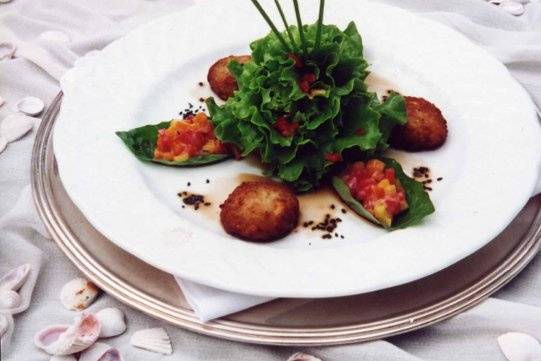 Salad with Crab Cakes
