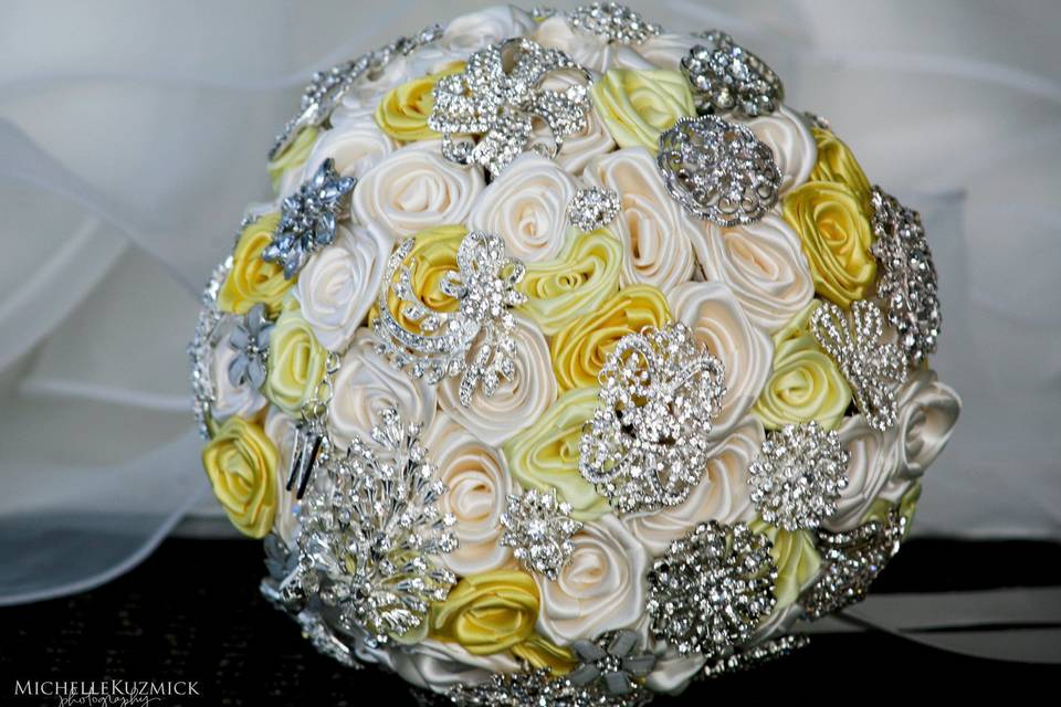 Gold tone starfish and golden shadow Swarovski crystal starfish grace this 70 rose bouquet.