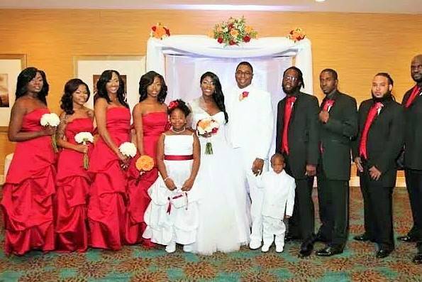Group photo with groomsmen and bridesmaids