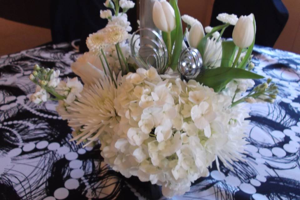 All whiter centerpieces with silver & black wire accent