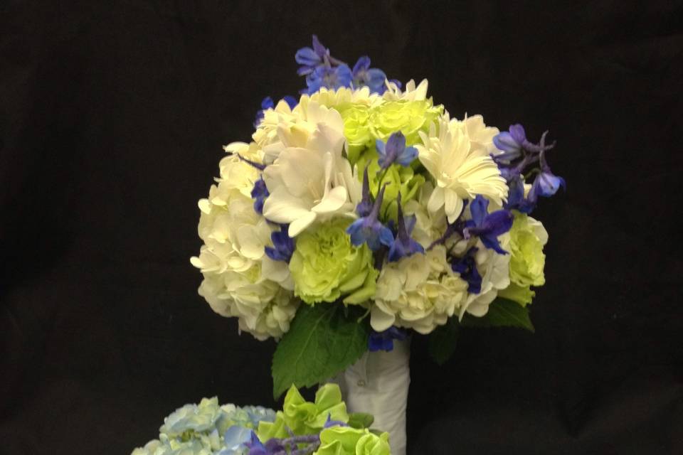 Green and blue for a summer wedding. Crisp, cool color combination.
