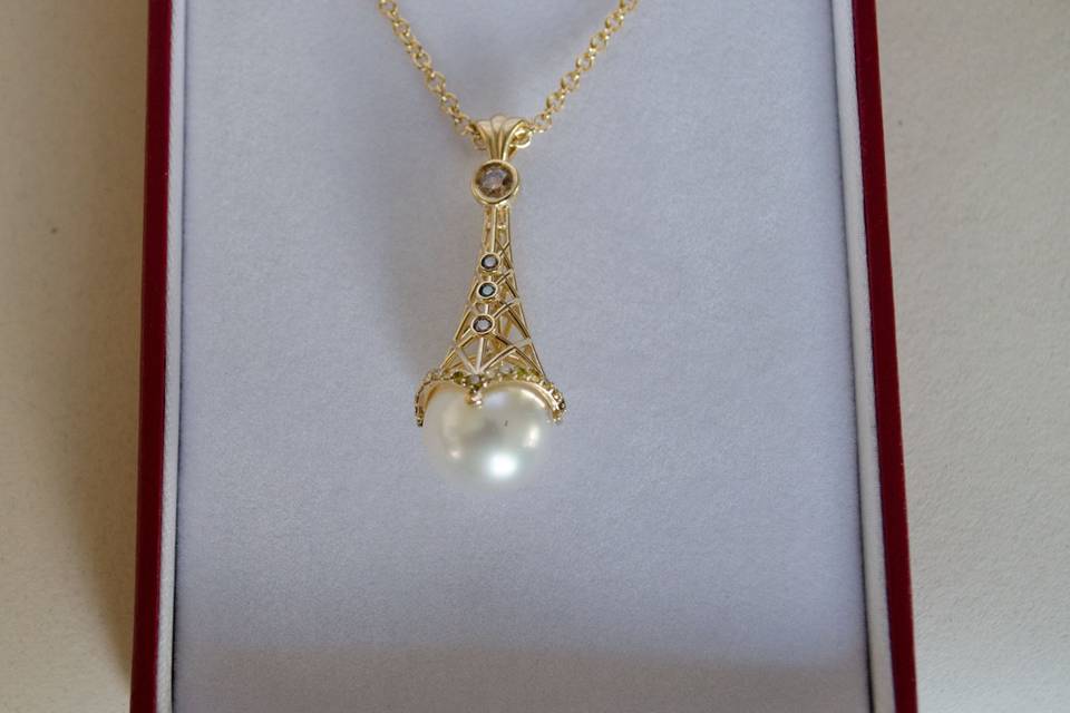 Custom Pearl Necklace in yellow Gold, South Sea Pearl and yellow Diamonds
