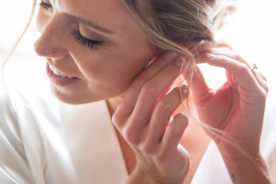 Putting on earrings - Gerber+ Scarpelli Photography