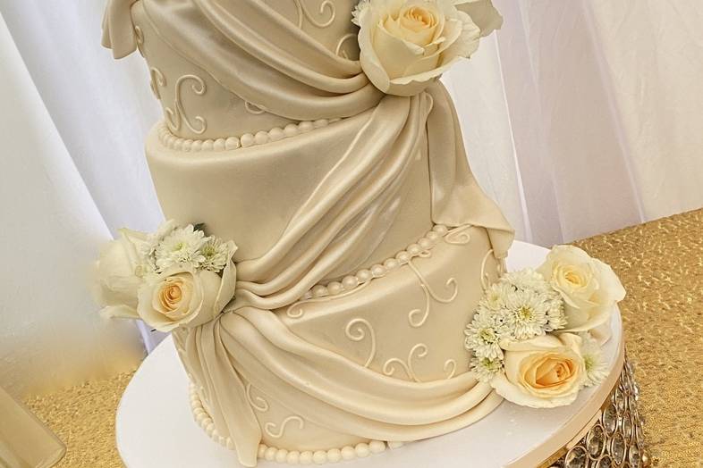 Fondant Pearls Wedding Cake.