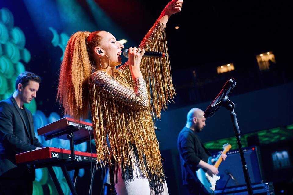 02-olya-solo-gold.jpg