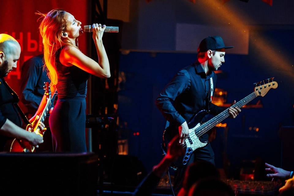 05-band-live.jpg