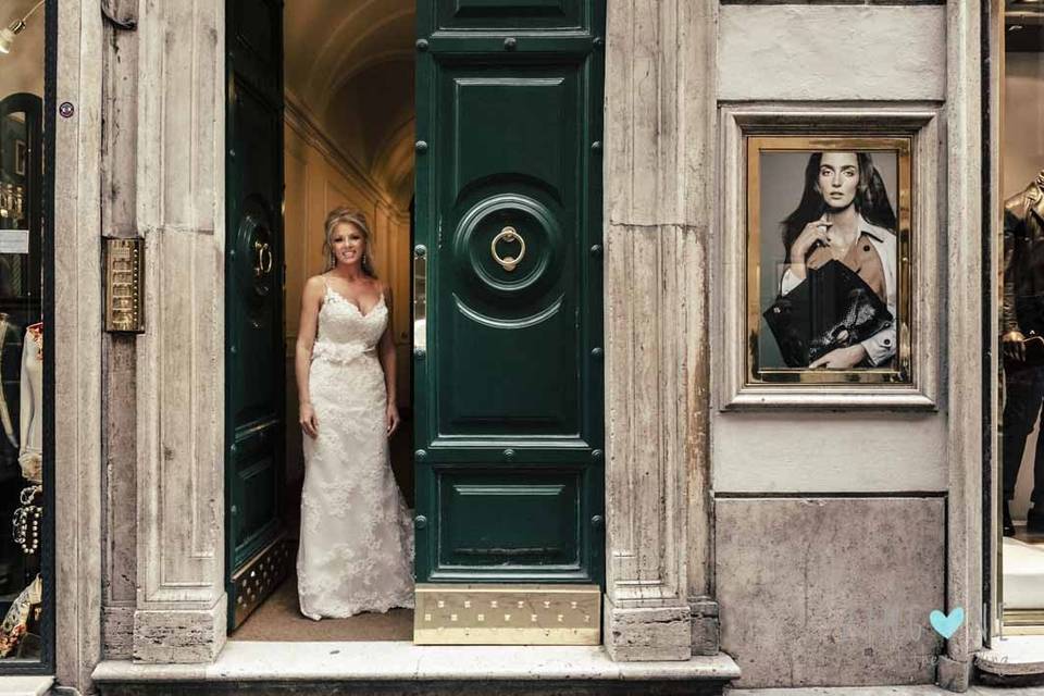 The bride exit the hotel room in via del Corso in Rome