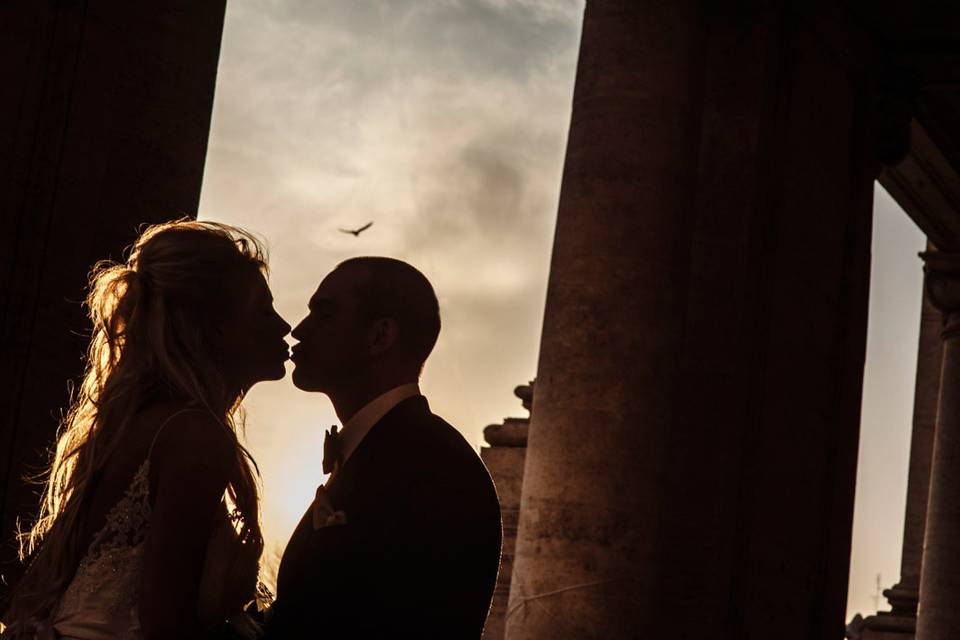 bride and groom kissing at the Piazza del Campidoglio in the very centre of Rome