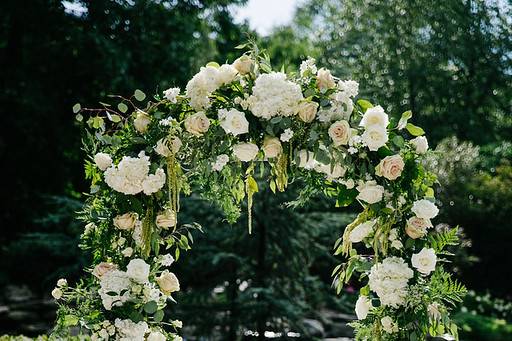 Outdoor ceremony arch