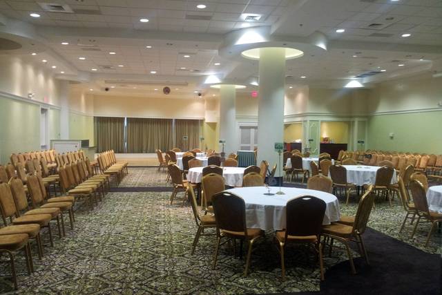 Wyndham Garden Baronne Plaza