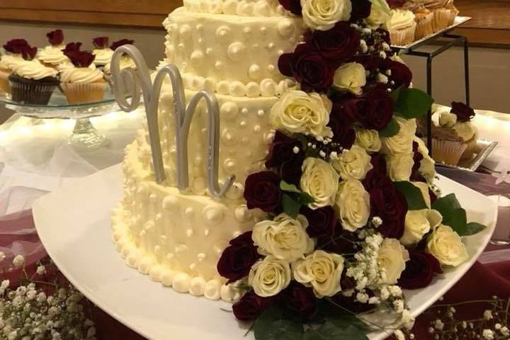 Floral wedding cake with figurines