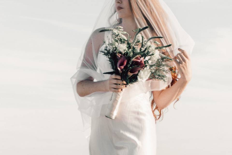 Bride on with bouquet and veil
