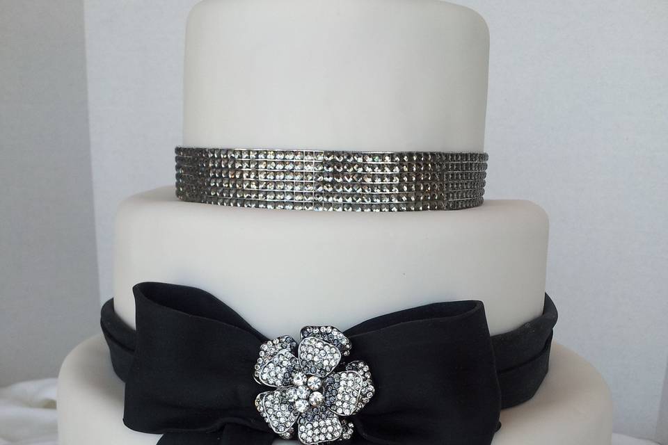 Black and White Fondant Cake with Diamond Loop Bow - B0135 – Circo's Pastry  Shop