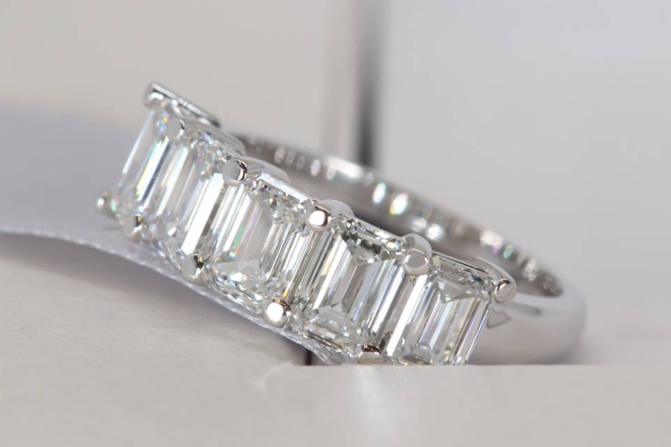 5stone-emerald-cut-white-gold-diamond-ring_01.png