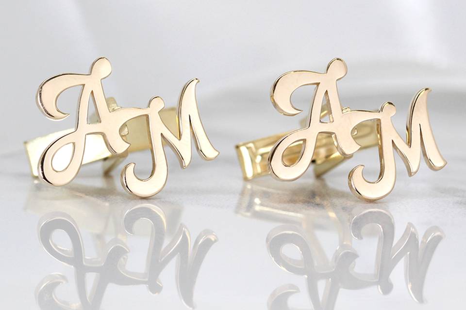 Initial-cufflinks-on-sleeves_02.png