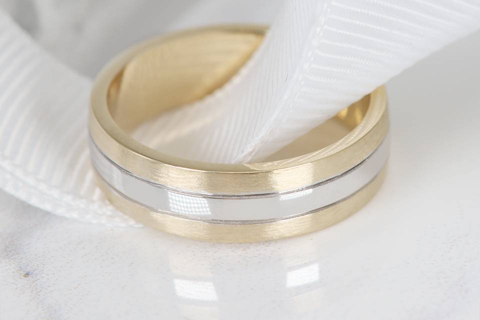 Mixed-finish-and-gold-corlor-men's-ring.png