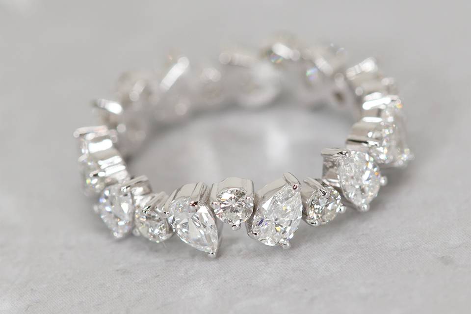 Pear-shape-and-round-shape-wedding-band_01.png
