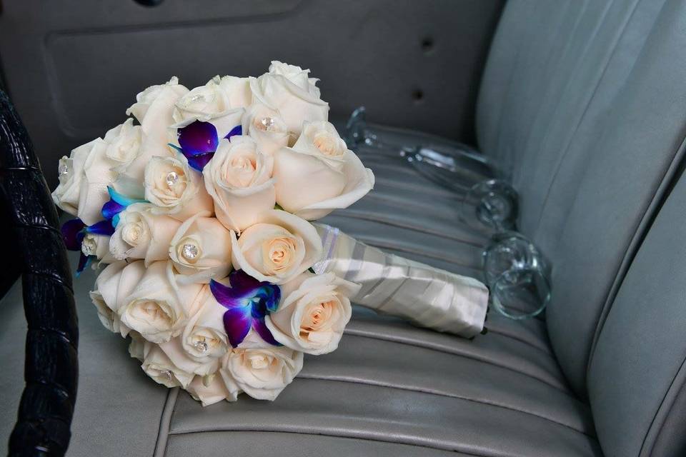 White bouquet of roses