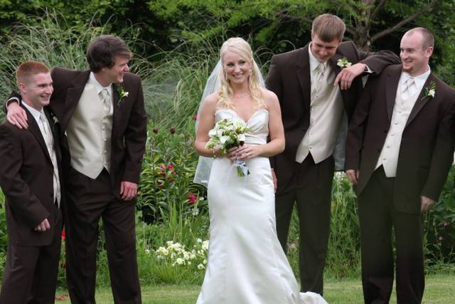 The bride with his groomsmen