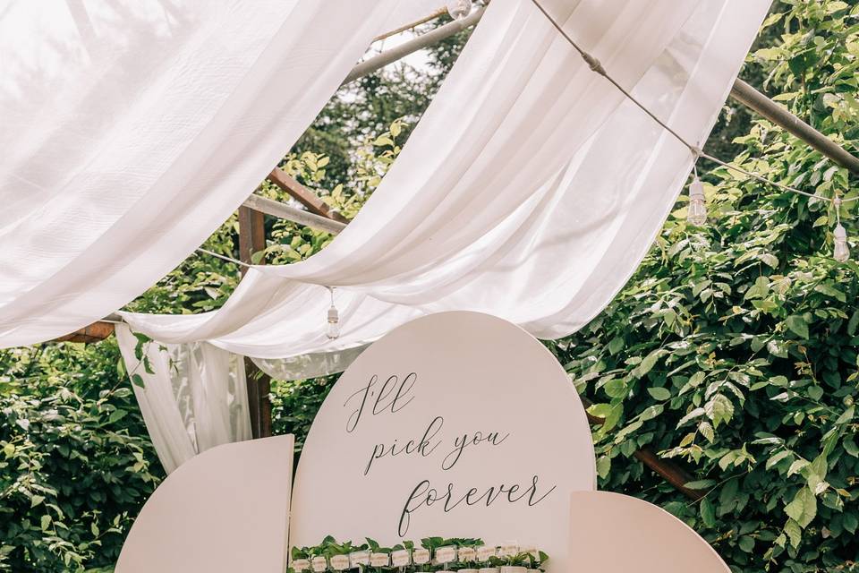 Personalized favors display