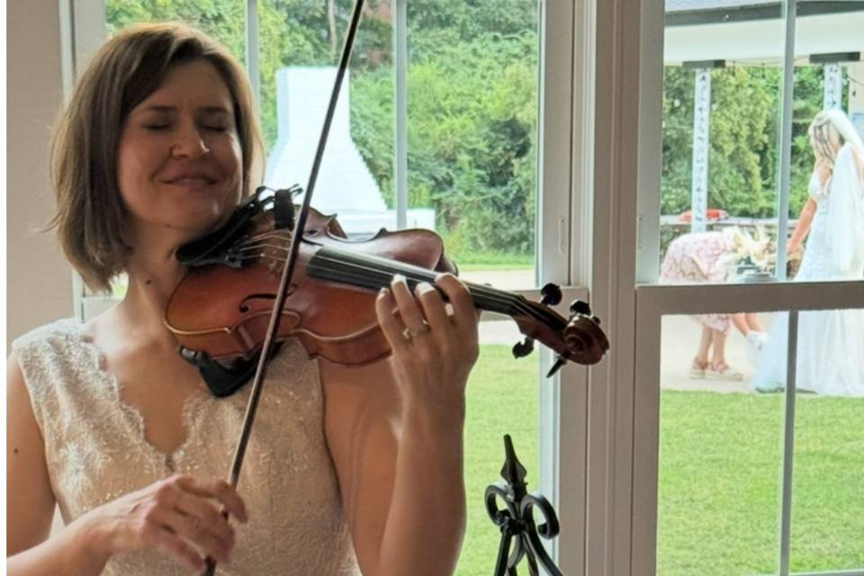 Ellie - Violinist