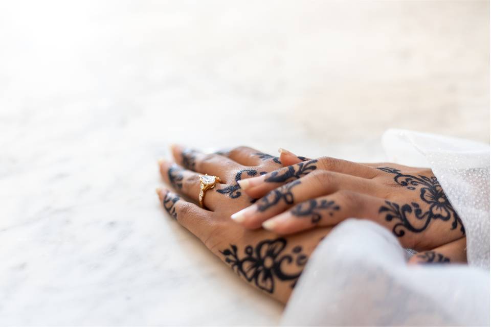 Hands & ring
