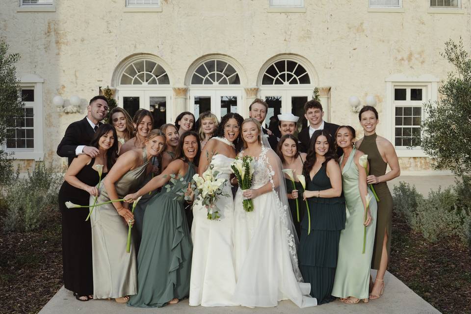 Brides with bridal party