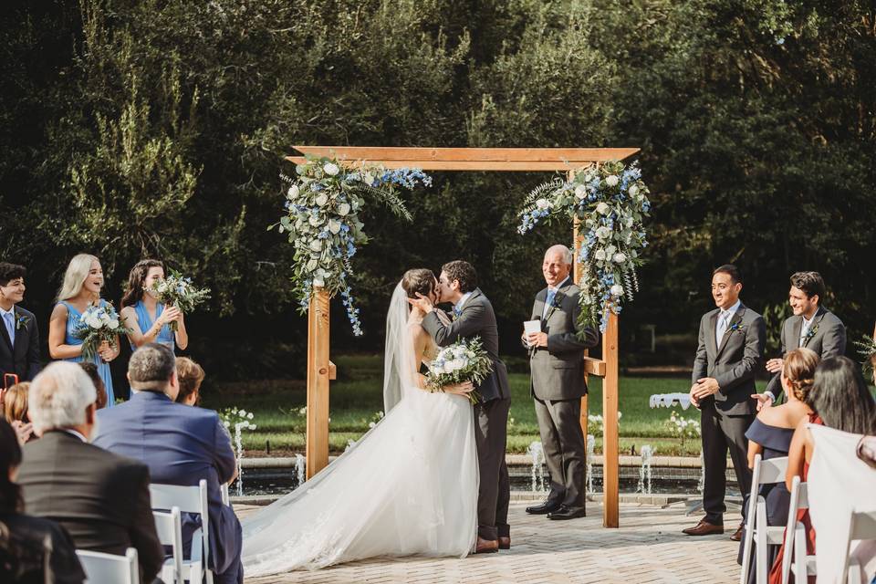 Ceremony kiss