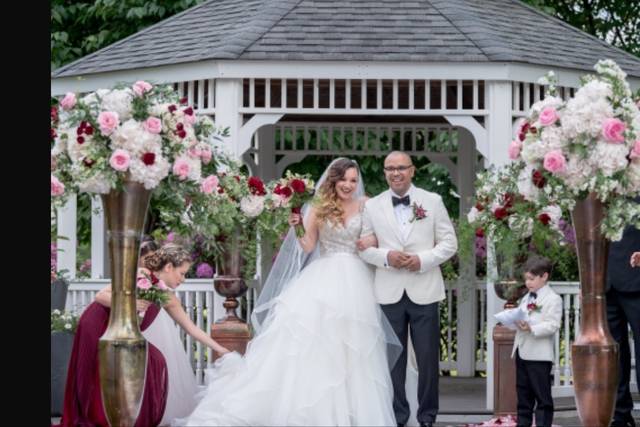Elegant spring Wedding at Dyker Beach Golf Course.  Lovely Reading 