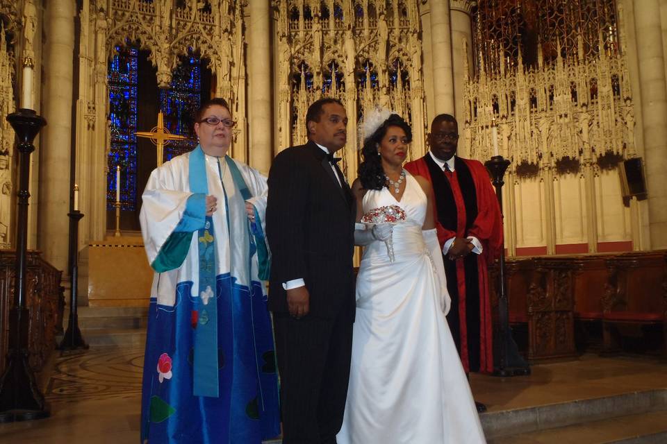 International bilingual winter wedding in the Nave of The Riverside Church. Ritual: Arras Coin Ceremony.