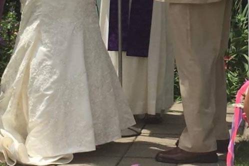 Beautiful summer bilingual wedding at Queens Botanical Wedding Garden. Couple requested wedding quests wear white as well as officiant. Memorable sand ceremony was done with their children. Reading: 