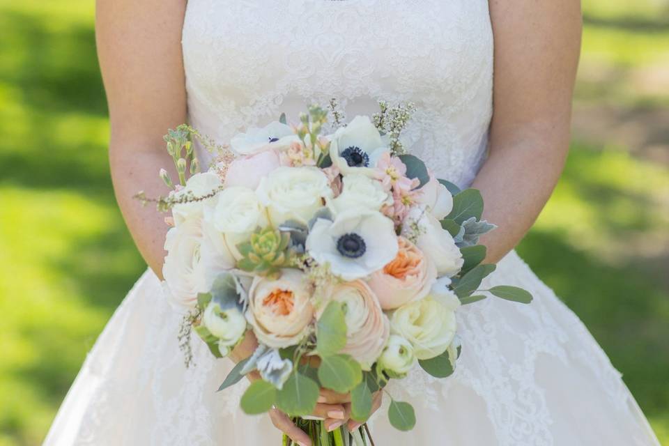 Spanish Oaks Ranch Santa Margarita CA weddingPhoto: Peer JohnsonHair & Makeup: Rhonda Johnson