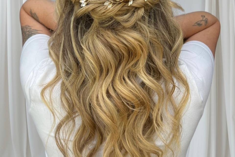 Minimalist bridal hair vine