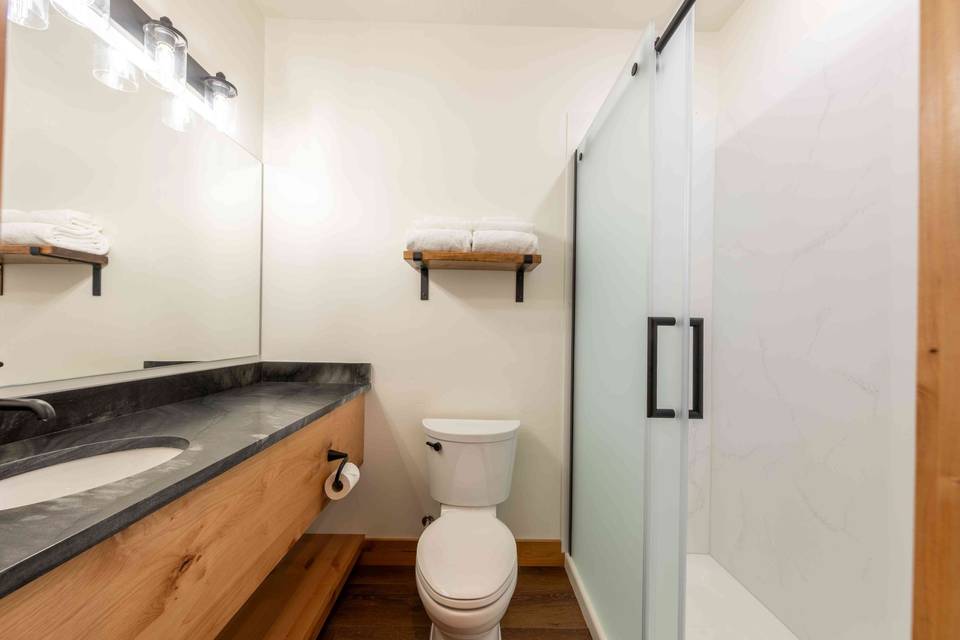 Single Queen Suite bathroom