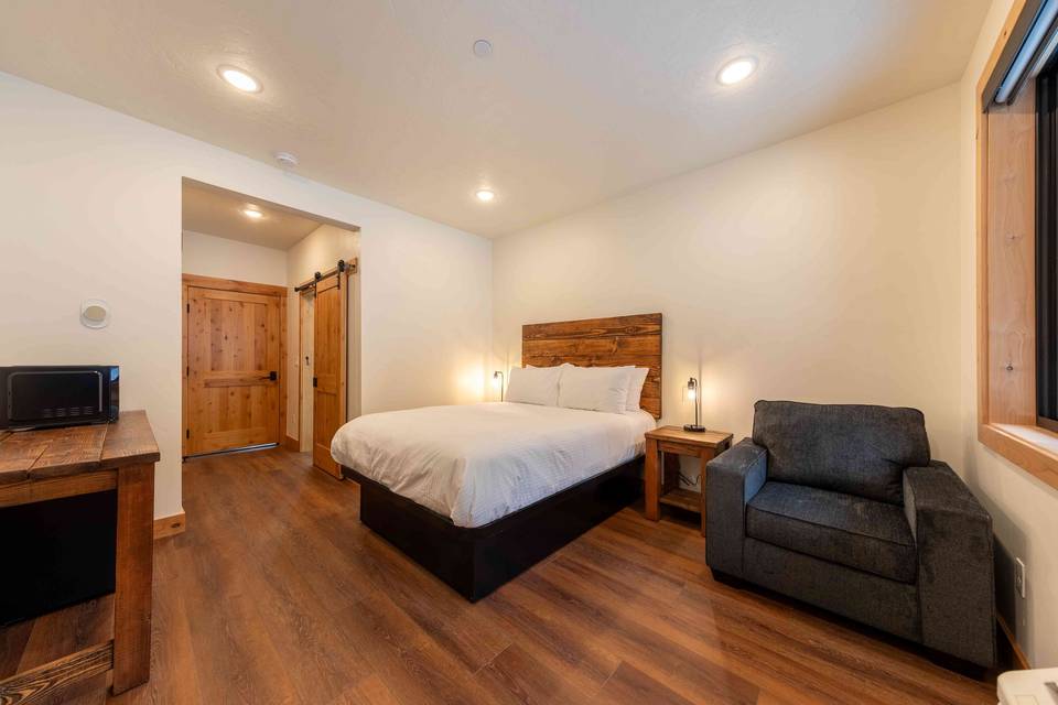Single Queen Suite